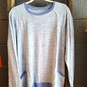 Blue raglan sweatshirt with pockets